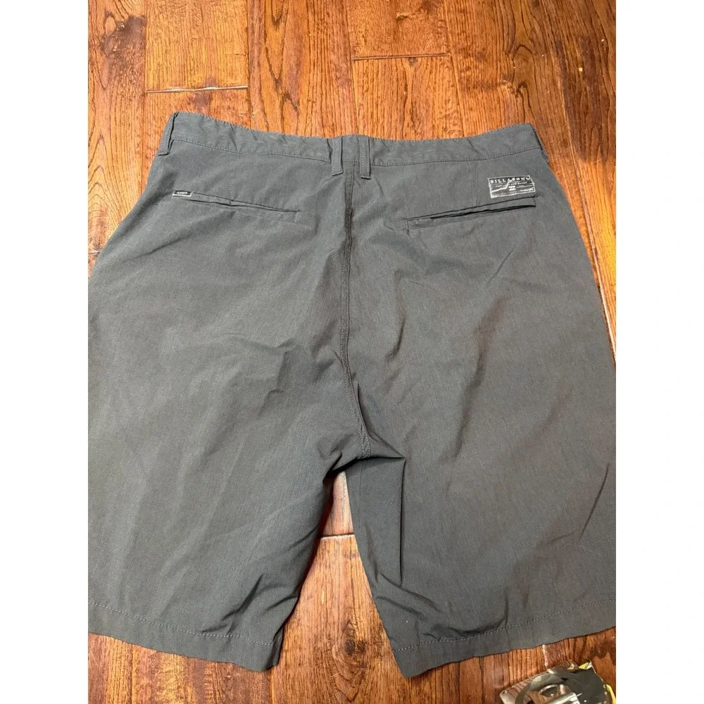 Billabong Platinum X Mens Hybrid Shorts Grey Walkshorts Size 33 Land and Water